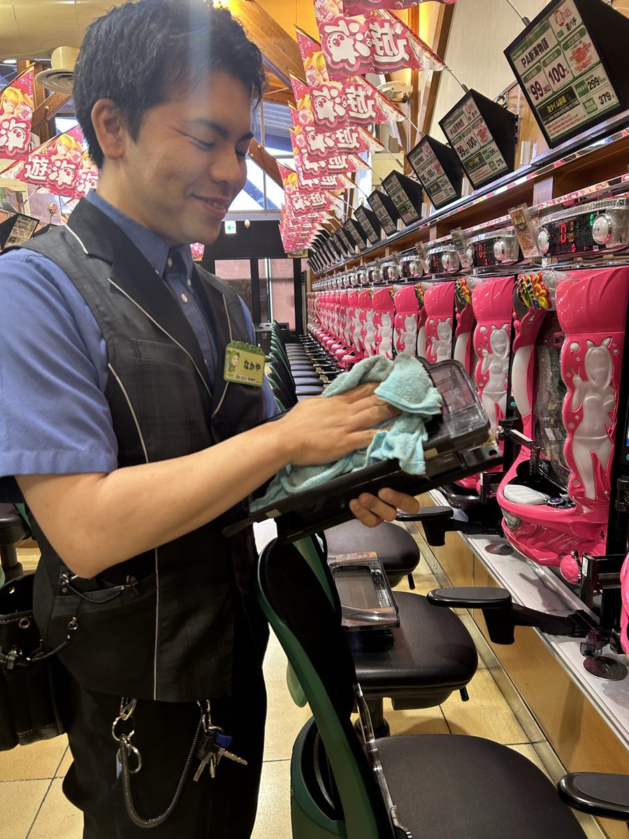 dynam_00078's tweet photo. こんばんは🌛
開店前何してるの？シリーズ④
今回はパチンコ玉が通る計数機と玉通路を
フキフキしてます。結構ゴミが溜まるんです。
※終わった後はタオルが真っ黒になります！！
お客様が快適にご遊技出来るよう
メンテナンス頑張ります🤙
＃ダイナム　＃メンテナンス　#遊技台は自分の子供 https://t.co/jxPDloSi3A