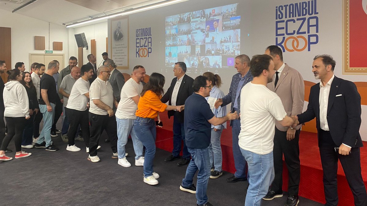 ist_eczakoop's tweet photo. İstanbul Ecza Koop ailesi olarak, geleneksel bayramlaşma törenimizi genel merkezimizde fiziki, şubelerimizin online katılımlarıyla gerçekleştirerek bayramın coşkusunu hep birlikte paylaştık.
Tüm çalışma arkadaşlarımızın bayramını içten dileklerimizle kutlar iyi bayramlar dileriz. https://t.co/L46oeyK55w