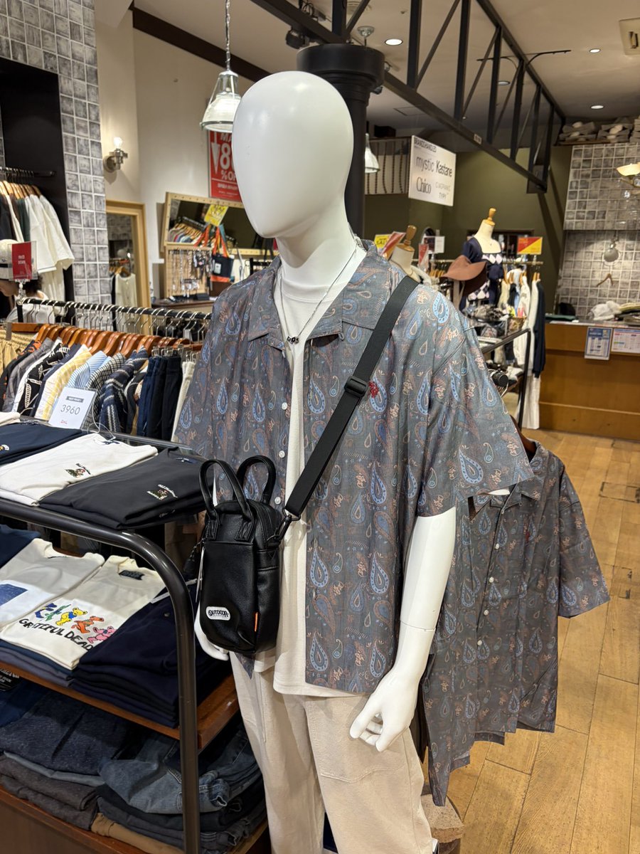 koyano_slot's tweet photo. スロットにいそうなやつファッションショー
①朝毎日ちゃんとくるが下着がはみ出ている無気力系打ち子
②自意識強め、大学でスロット勝ってる話はしながらも単位は取れず留年リーチのエナ専大学生
③シンプルながらもいいバッグとそれなりの服の組み合わせのちょいイケ専業 https://t.co/C0QWsrSjTr