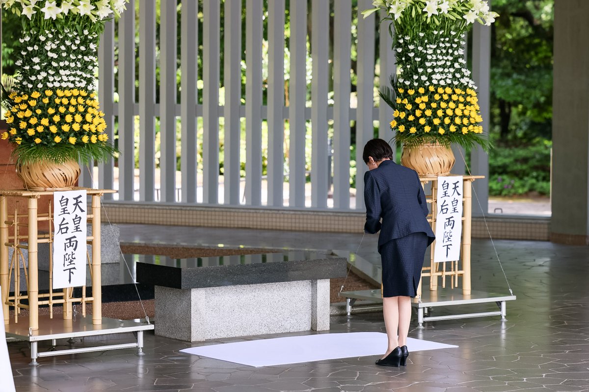 kantei's tweet photo. 本日(5月25日)、高市総理は、東京都千代田区で行われた千鳥ヶ淵戦没者墓苑拝礼式に出席し、献花を行いました。 https://t.co/yIPtTQM6DY