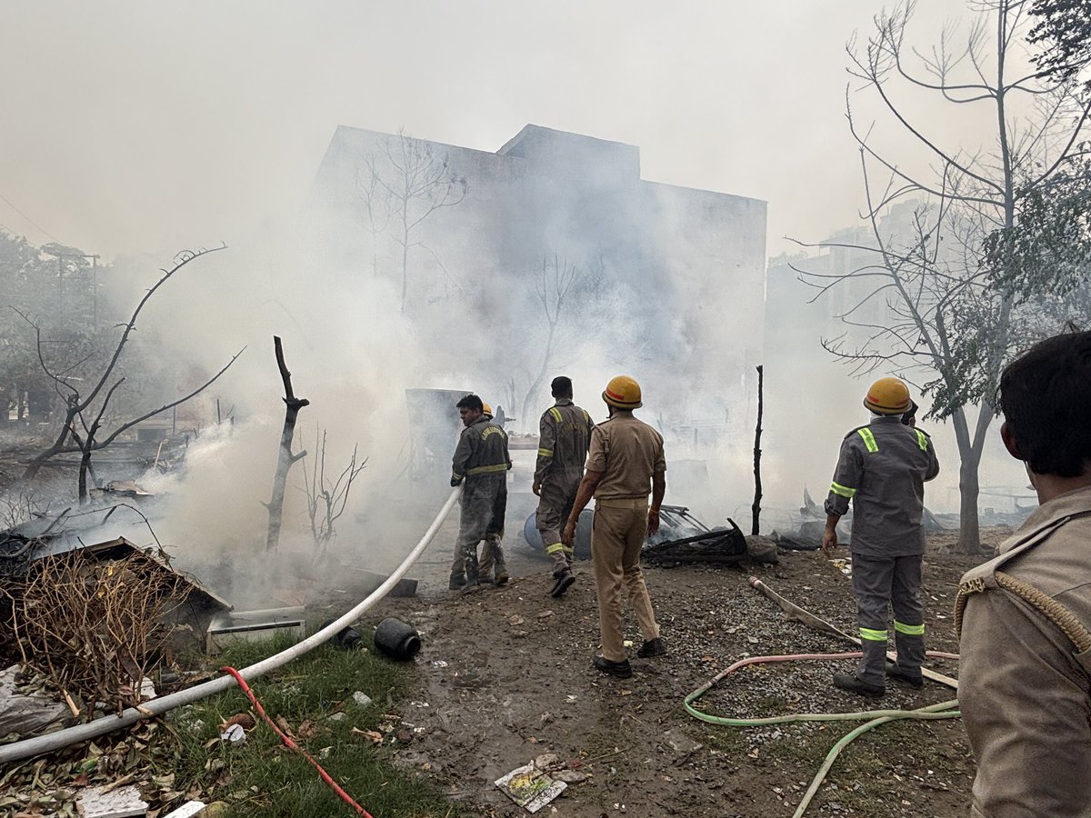 ghaziabadfire's tweet photo. दिनांक 25/05/2026 को कमिश्नरेट गाजियाबाद पर वसुंधरा सैक्टर-3 झुग्गी-झोपड़ियो में लगी आग पर फायर सर्विस यूनिट के द्वारा त्वरित कार्यवाही करते हुए 07 गाड़ियो की मदद से आग को पूर्ण रूप से शांत किया गया, इस घटना में कोई जनहानि नहीं हुई। https://t.co/QCRkNKsDhi