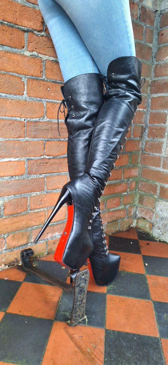MissVikkisbestslave tweet media