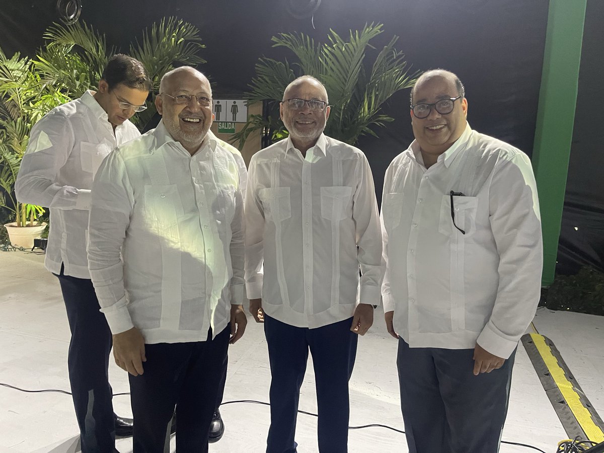 luiscordovav's tweet photo. Coincidir con dos admirados caballeros de la palabra es siempre un honor: don Nelson Rodríguez, director de El Caribe, y mi hermano de largos años, don Marino Beriguete.

La inauguración de EcoAcero, del Ing. Manuel Estrella, propició este grato momento. https://t.co/5cESQEfHJu