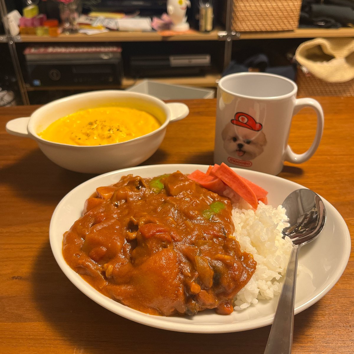 chie195's tweet photo. 今日もレコルトさんで畑の人参たちをポタージュにしてもらいました。

残りの人参や錬金術の玉葱、スナップえんどうも入れて畑のお野菜たっぷりトマトカレーに収穫した紅くるり大根のピクルス。

今日は早めに寝たい気持ちです。 https://t.co/KmDByihlAR