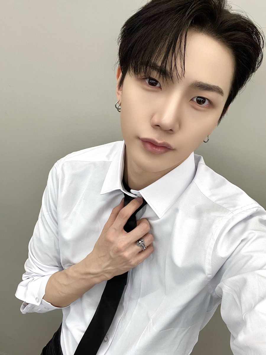 at_ALL_H_OURS's tweet photo. [#현빈]
Good day

#ALL_H_OURS #올아워즈
#HYUNBIN #현빈 https://t.co/Xhu6x8I5XO