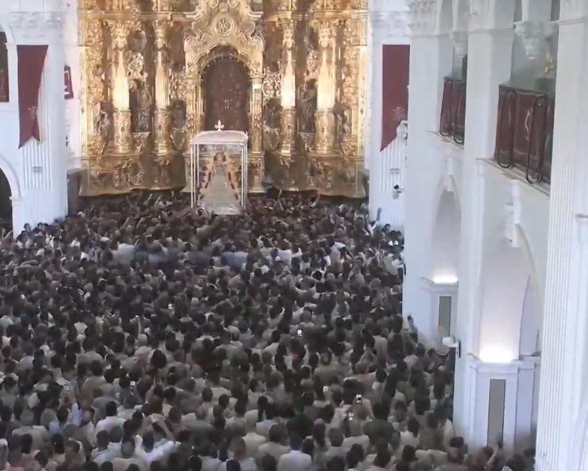 PasionDeSevilla's tweet photo. La Virgen del Rocío, culmina su procesión. A las 13:05 de la tarde.

Volverá a salir si dios quiere el próximo 19 de Agosto de 2026 https://t.co/CykYBUXeY4