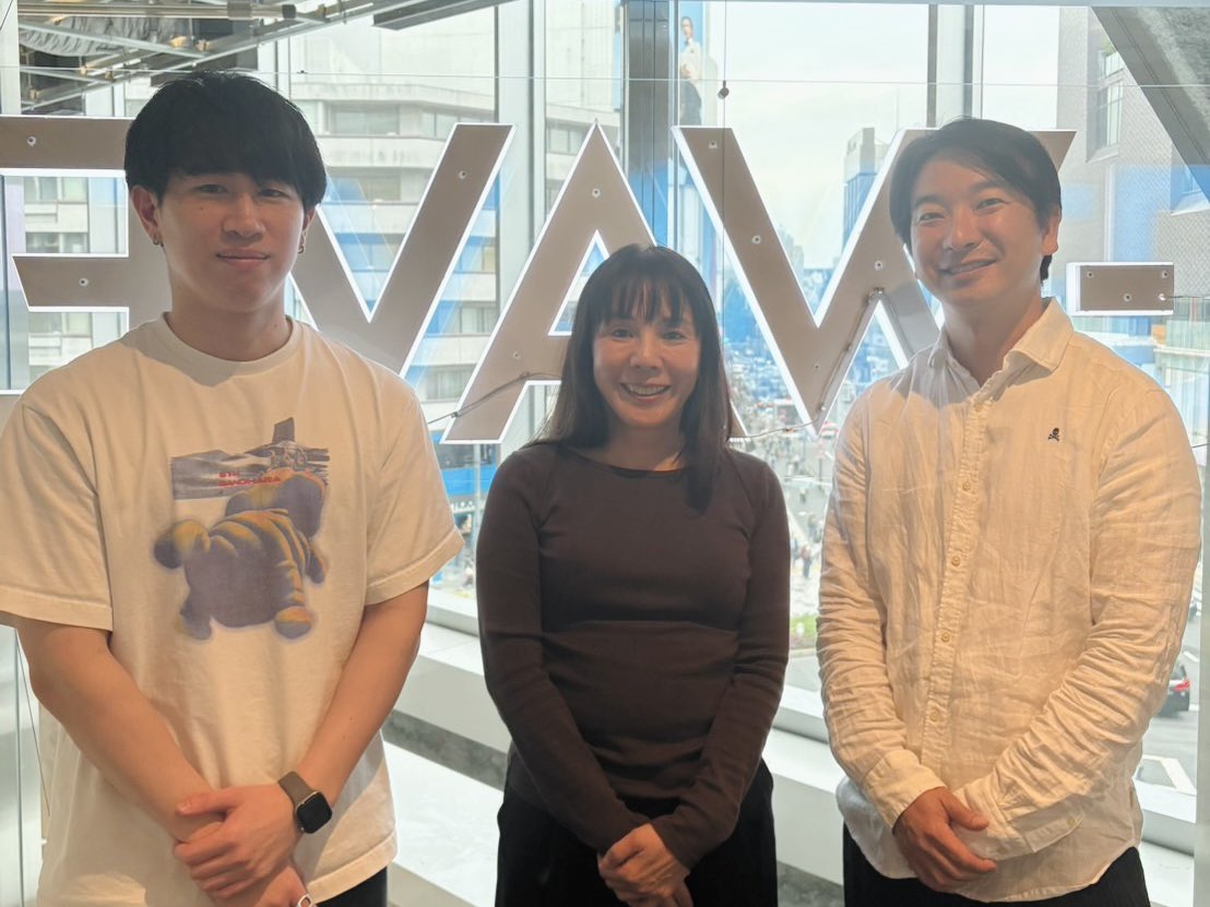 asakura_yusuke's tweet photo. 「ダイヤルQ2史観」をご存知でしょうか？日本のITスタートアップの源流はダイヤルQ2にあるとする思想です。
ダイヤルQ2史観の理論的支柱となる史書が『あのバカにやらせてみよう』や『社長失格』であり、ビットバレーやiモード時代に遅れてしまった世代である私は胸を弾ませてページをめくったものです。

このダイヤルQ2史観の中心にあるのがダイヤルキューネットワーク社。多士済々のメンバーの中で代表を務めていらしたのが、当時東大の学生であった玉置真理さんです。
ところがこの玉置さん、その後にザッパラスを創業された上場企業経営者であったにも関わらず、表舞台に出られることが一切なく、顔写真すらネットに出てきません。長らく私は空想上の人物なのではないかと訝しんでいました。

そんな玉置さん@tamaki_8128 と縁あってお会いできたのが今年の3月のこと。なんと新たな起業に取り組んでらっしゃるとのことで、お互いのPodcast番組を収録する機会をいただきました。
あまりにも昭和な起業エピソード（時代的には平成です）に痺れましたが、大変貴重なオーラルヒストリーだと思います。是非、起業家の皆さんにもお聞きいただきたいと思います。事業上の悩みが大したことないと思えるはずです。たぶん。