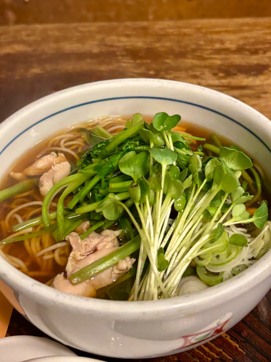 nakazaw's tweet photo. 冬せりの夏せりの違いを話す店員さんの声を聞きながら。贅沢な食事だった。
次はお酒飲みに来ます！

せりかしわそば（温）@泰明庵 https://t.co/hkOXscyeNQ