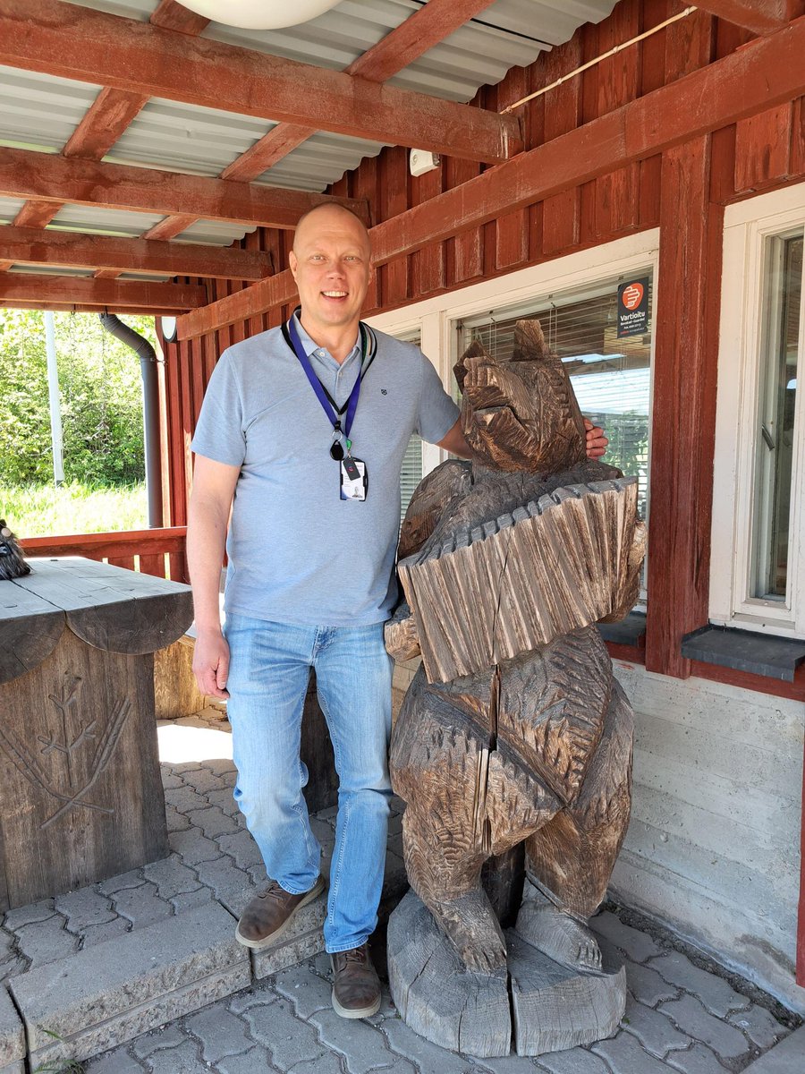 mmsaatio's tweet photo. Helsingin kaupungin vantaalaiselle projektinjohtaja Sami Pulkkiselle on myönnetty Metsämiesten Säätiön ”Työyhteisön hyvä tyyppi” -stipendi. ”Sami on innostava persoona ja huomioi hienosti muut sekä kannustaa työkavereita arjessa. Häneltä saa apua niin metsäisiin kysymyksiin kuin tietoteknisiin haasteisiin. Sami on moderni metsämies, joka on metsuriuran jälkeen kouluttautunut metsätalousinsinööriksi ja nyt hän viimeistelee ylemmän ammattikorkeakoulun lopputyötä työnsä ohessa. Hän haluaa kehittyä ja oppia uutta joka päivä. Samin harrastuksiin kuuluu kalastus ympäri vuoden ja talviretkeily pohjoisessa. Sami on luotettava ja reilu metsämies, joka vaalii perinteistä metsämieshenkeä olemalla luotettava kaupunkilaismetsämies työssään ja vapaa-ajallaan pääkaupunkiseudulla.” Lue koko tiedote:
https://t.co/F5woOQvgGg