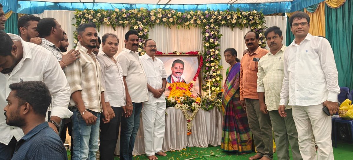 GAJUWAKA_JSP's tweet photo. ఉమ్మడి విశాఖ జిల్లా డీసీసీబీ చైర్మన్, జనసేన పార్టీ PAC సభ్యులు మరియు గాజువాక నియోజకవర్గ ఇంచార్జ్ శ్రీ @TataraoKona గారు స్వర్గీయ కీ॥శే॥ పల్లా యుగంధర్ (పైడిరాజు) గారి పెద్దకార్యానికి హాజరై నివాళులర్పించారు. అనంతరం వారి కుటుంబ సభ్యులను పరామర్శించి ప్రగాఢ సానుభూతి తెలిపారు. 🙏 https://t.co/SmMWdVkIDC