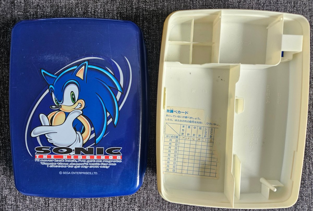 Ghostiees's tweet photo. Here's an obscure item in my Sonic collection: a JP Modern Sonic sewing box! They made plenty of Sonic sewing boxes in Japan in the 90s for some reason but this is the first Modern one I’ve seen! I especially like the shade of blue it’s made of.
#SonicTheHedgehog #SonicCollection https://t.co/g3BLXeTTpd