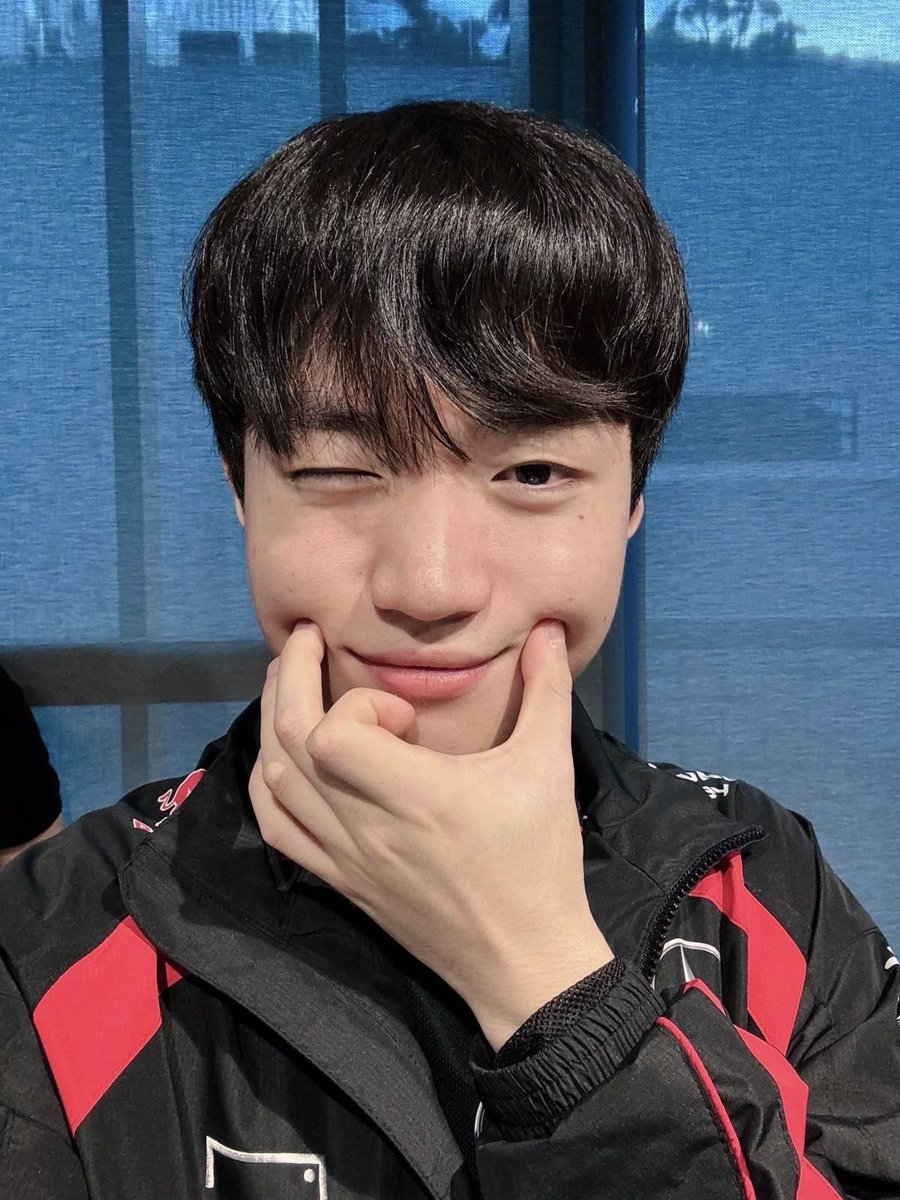 𝔯𝔬𝔪𝔞 | ૮ •̀ . •́. ྀིა the *evil* twink tweet media