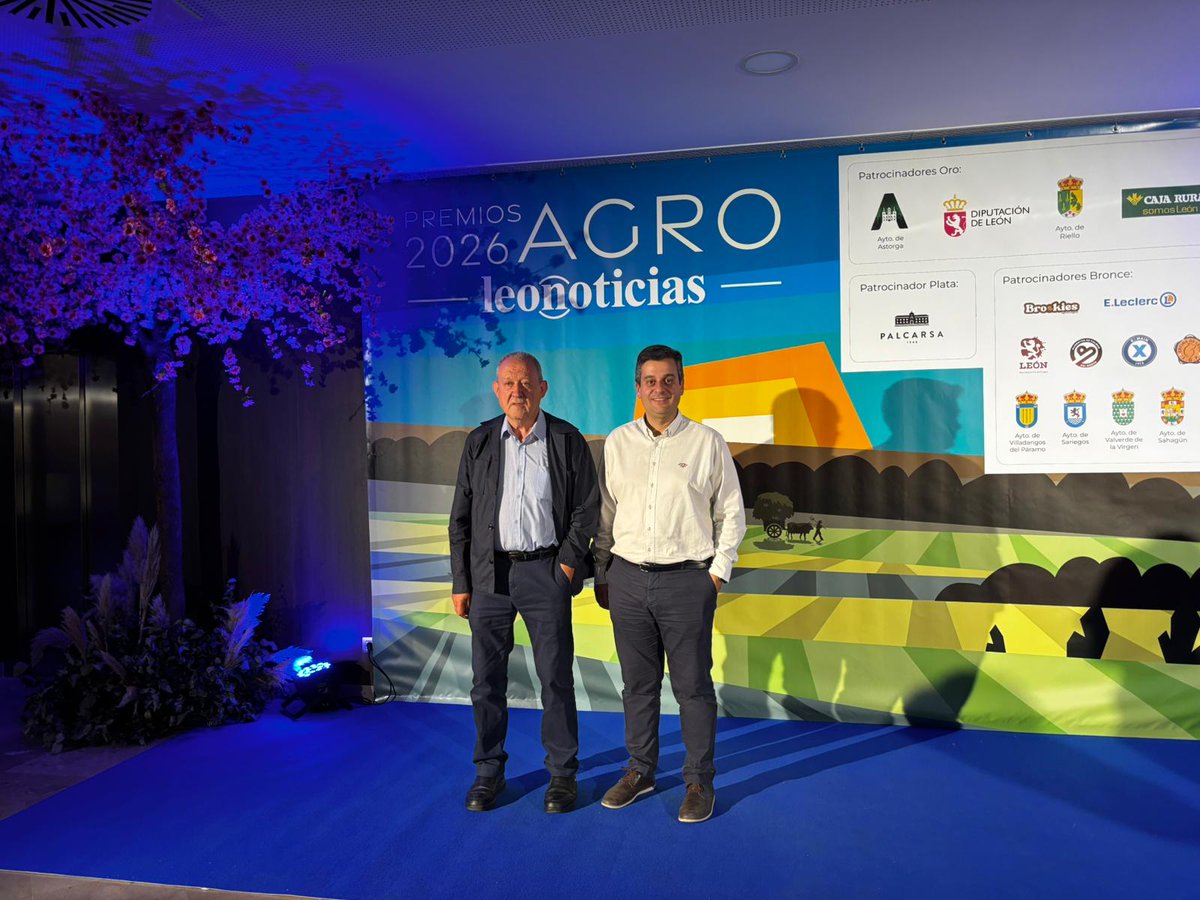 Coiaclc's tweet photo. Nuestro Colegio, representado por nuestro delegado en León, D. Miguel Ángel Martínez del Río y por nuestro vocal, D. Víctor Díez Valle, asistió a la gala de los Premios Agro que organizaba Leonoticias y que celebraba su V edición. https://t.co/Si26y59JZF https://t.co/ocyAkPRtG4