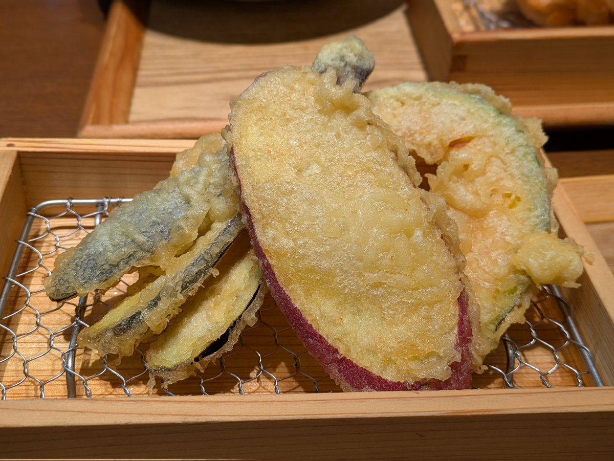 ibarakitoraneko's tweet photo. 昨日は中村麺兵衛で外食。天ぷらうまいんだよなあ。そばも美味いし、ハマります。 https://t.co/jeGkGo3Yy6
