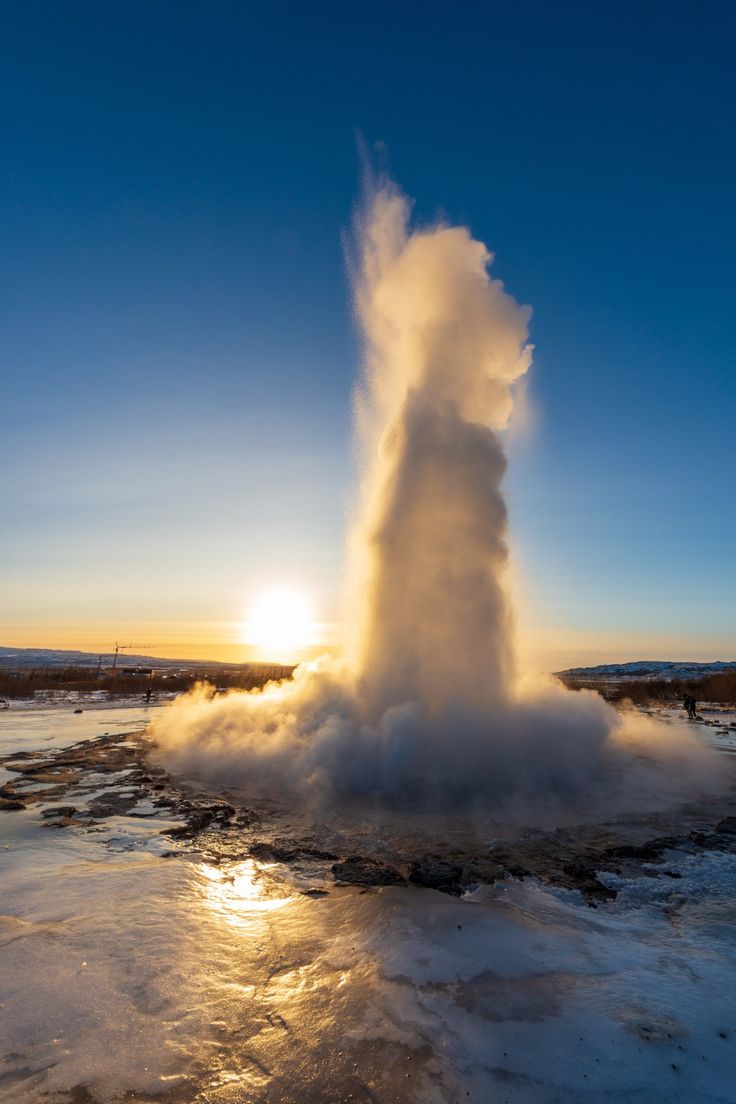naturebeautyh's tweet photo. Geysir, Iceland https://t.co/yo6cWl5wdf