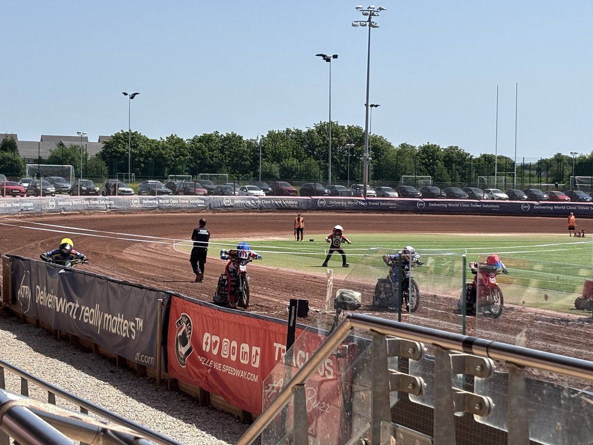 Pinktuck's tweet photo. Speedway with a different view today #BelleVuevSheffield https://t.co/2htZQbTFga
