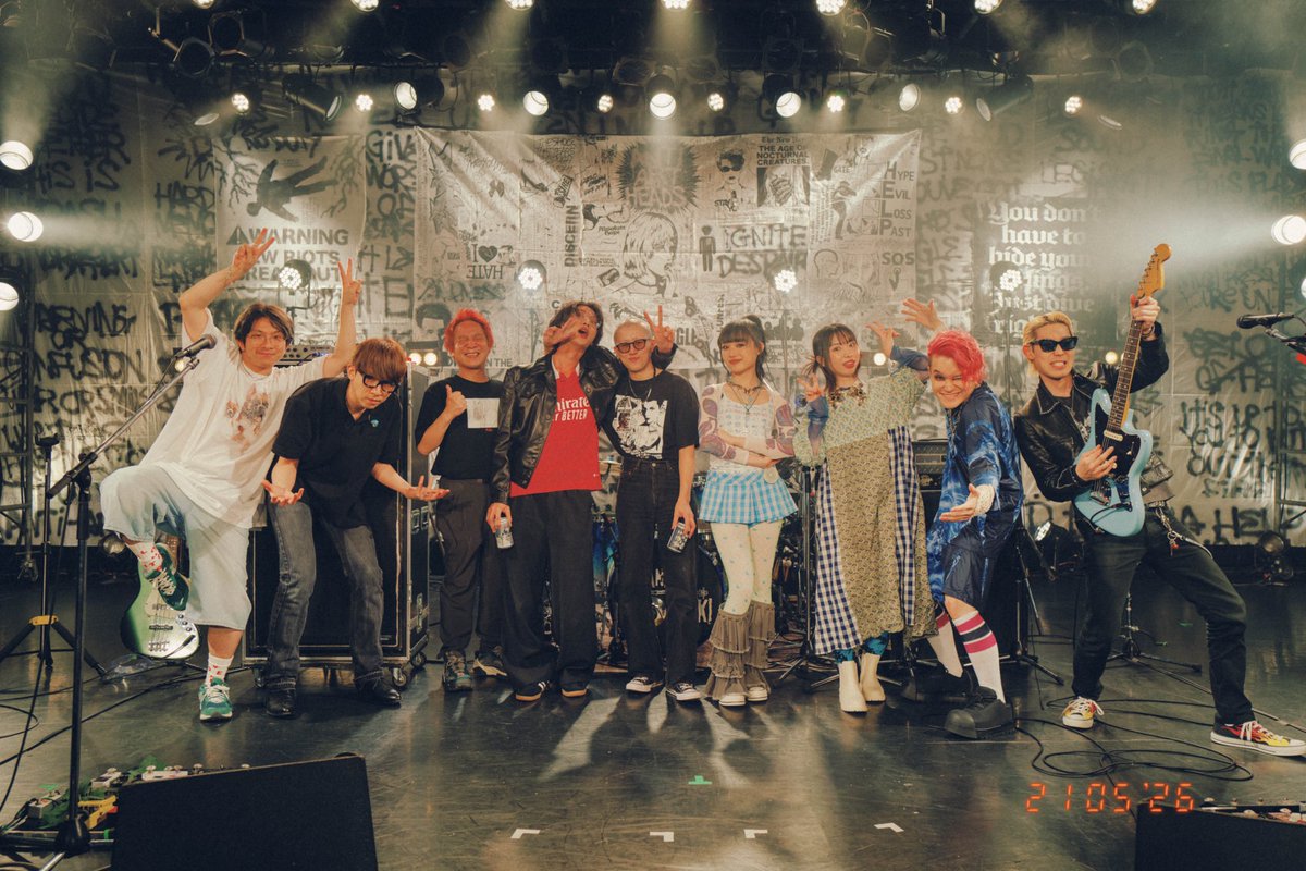 yugo_artwork's tweet photo. ANTI ART HEADS / TOUR : FINAL
go!go!vanillas × ブランデー戦記
@go_go_vanillas 
@brandy_senki 
東京 LIQUIDROOM

5都市をまわってきたツアーのファイナル。
ステージの作品も好きなだけ詰め込みました

先攻のブランデー戦記
サウンドもファッションも纏う空気感も、新しいパンクスタイルとしてとにかくかっこいい。曲の良さでフロア全員を引き込む姿は圧巻でした

そして、このツアーのラストを飾ってくれた
go!go!vanillas
1年前、このイベントを企画したとき真っ先に声を掛けさせてもらったのも彼らでした。

バニラズは自分との11年の付き合いを総括してくれるようなセトリだったり、自由に大暴れしてくれたり、自分はある曲で泣きながら観てました。
やっぱり最高に愛のあるバンド。お客さんの熱量もぶっ壊れるくらい凄まじかった。

この2組にリキッドのあの空間で対バンしてもらえたことは自分にとって誇りです。最高のツアーファイナルを本当にありがとう。
案の定打ち上げは最後ちゃんと記憶なくしました

このツアー全てへの感謝はまた最後、別で書かせてください。

ひとまず
ANTI ART HEADS / TOUR : FINAL
ありがとうございました!!!

Photo
@renzomasuda (1,3,4)
@_edosota_  (2)