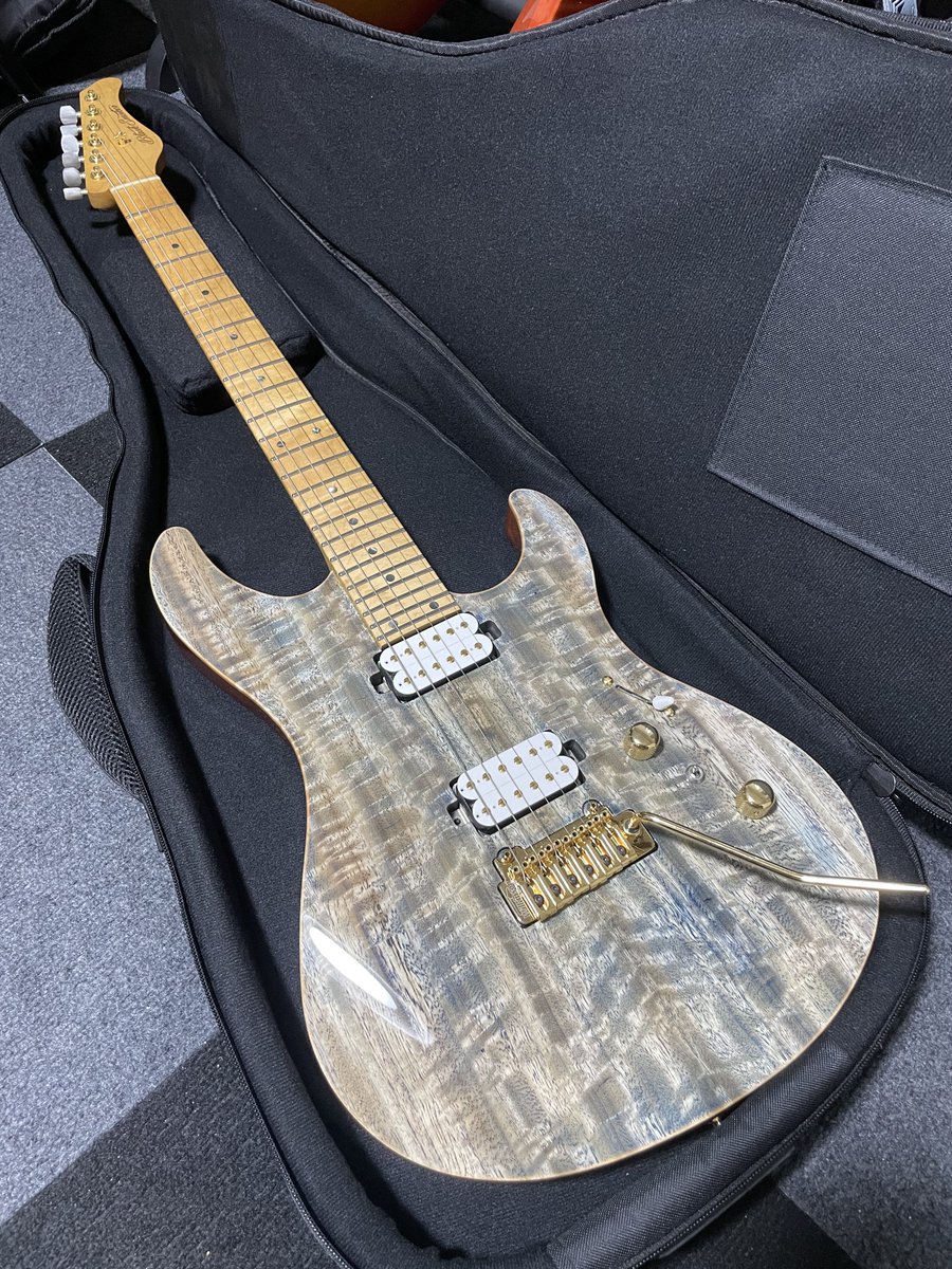tapping_guitar's tweet photo. ギター本体の木材での良し悪しなんかわかりません
もちろんPUにこだわりもありません、「自分の両手で出せる音」が好きな音ならそれで最高だと思ってます

このギターはそれで選びました
#BlackSmoker https://t.co/gJT0GCn7h1