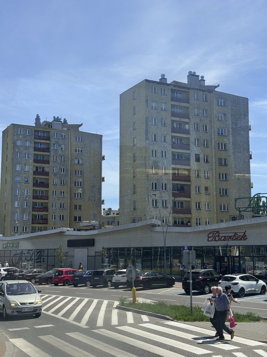 akyelhalil's tweet photo. Burası geçerken gördüğüm küçük bir Polonya 🇵🇱 şehri Kielce. Yaya geçidi kültürü bu denli küçük bi şehirde bile işlemiş ve uygulanıyor. Avrupa’da insana saygı medeniyet ile ilgili yaptığım videolara gelen yorumlar çok kötü. Ne dinim kalıyor ne özentiliğim. Insta : Göç konuları https://t.co/CJeuQ47Icl