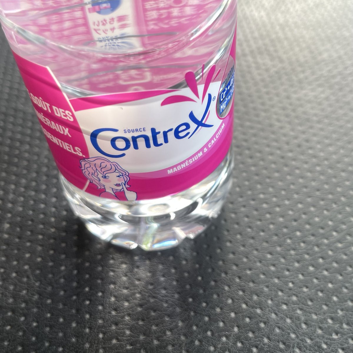 WatoyoNishikawa's tweet photo. 初めて超硬水のナチュラルミネラルウォーター
Contrex(コントレックス)を飲みました。
ミネラルが多い為、お腹への影響を考え、まずは1日500mlを1本テスト。
明日も500mlを1本飲んでテストします。
#健康 #美容 #contrex https://t.co/H5LtltaRRq