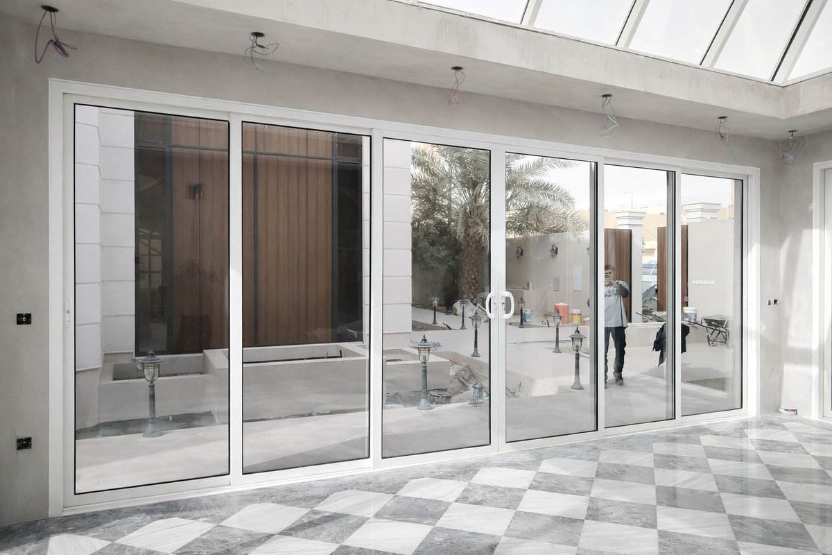 featured_window's tweet photo. اختيار قطاع الألمنيوم المناسب للنوافذ السحاب والواجهات الزجاجية مو تفصيل بسيط، هو اللي يحدد المتانة وسلاسة الحركة 👇

▪️ الشبابيك المتوسطة:
قطاع سرايا 10 أو 12 سم أنيق ومثالي للاستخدام اليومي.

▪️ الشبابيك الكبيرة:
الأفضل قطاع رويال بسكة عريضة تتحمل وزن الزجاج الثقيل وتمنحك حركة سلسة.

▪️ الواجهات الكبيرة الثابتة (3 فتحات فأكثر):
استخدم نظام كرتن وول أو استركشر، يعطيك واجهة زجاجية فخمة بدون فواصل ظاهرة ويضمن عزل ممتاز.

اختيارك للقطاع الصح = راحة، متانة، وجمال يدوم 🏗️✨
#نوافذ #واجهات #ألمنيوم