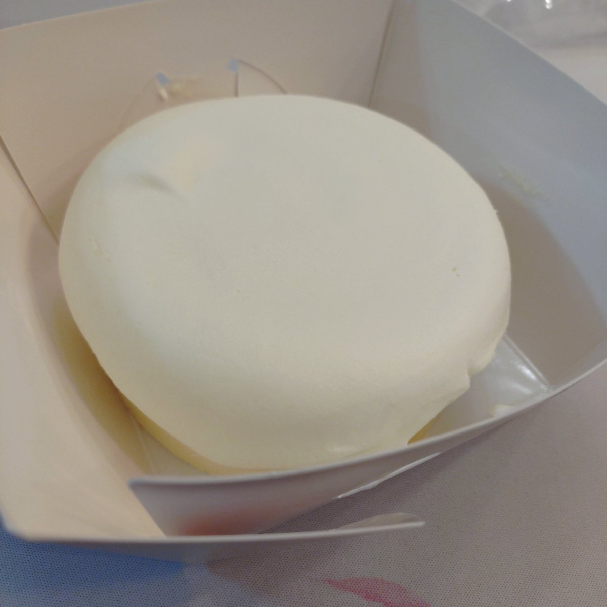 kogesweet's tweet photo. オンライン販売開始で即刻品切れのきのとやクリームチーズケーキ  
白飛びすごいが味もすごい
すごく口どけ軽くて、フォーク入れるとシュワッて音がするくらいのふんわりクリームやチーズムースが良い。
その下のベイクドチーズの濃厚さよ！これは美味！ https://t.co/D78N2YP7R3