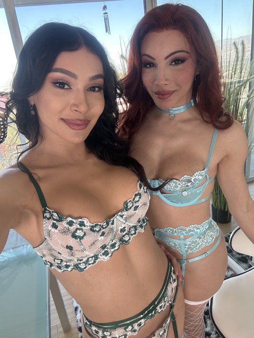 Chloeybby's tweet photo. @reginamarquinho Trans women are women too!! https://t.co/BrJiqxz5rS