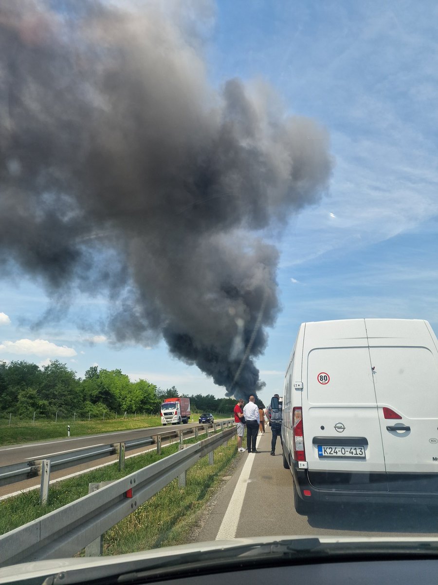 imercury989's tweet photo. Nesto se desilo na autoputu kod male krsne. https://t.co/l2UDcy59wl