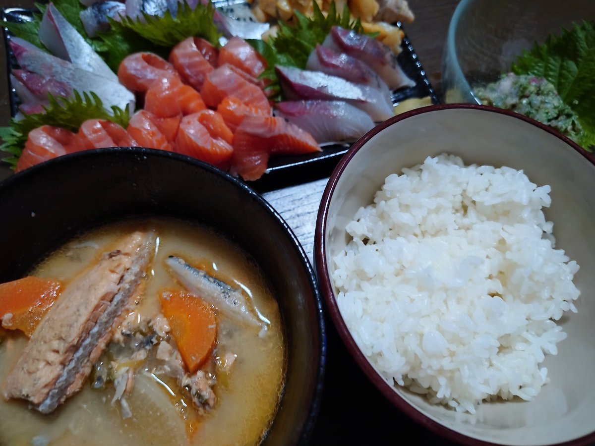 F___she's tweet photo. サクラマスとツブは昨日がんばったやつ
鯵とヒラマサは買いました

サクラマスのアラ汁と鯵のなめろう https://t.co/XfNW3fhrty