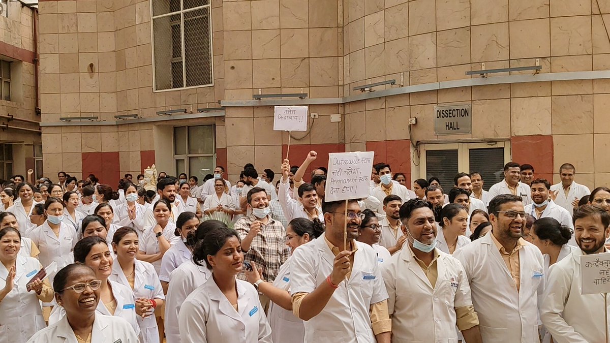 harjitkaur9811's tweet photo. आरएमएललेडी हार्डिंग,कलावती सबदरजंग आज सेंट्रल गवर्नमेंट के अस्पतालों में नर्सिंग ऑफिसर्स द्वारा सुबह 9 बजे से11बजे तक हड़ताल और धरना-प्रदर्शन किया गया।नर्सिंग ऑफिसर्स के द्वारा यह आवाज़ उठाई गईकि अस्पतालों में कॉन्ट्रैक्चुअल भर्ती बंद की जाए और स्थायी भर्ती को प्राथमिकता दी जाए। https://t.co/bekMADGYEG