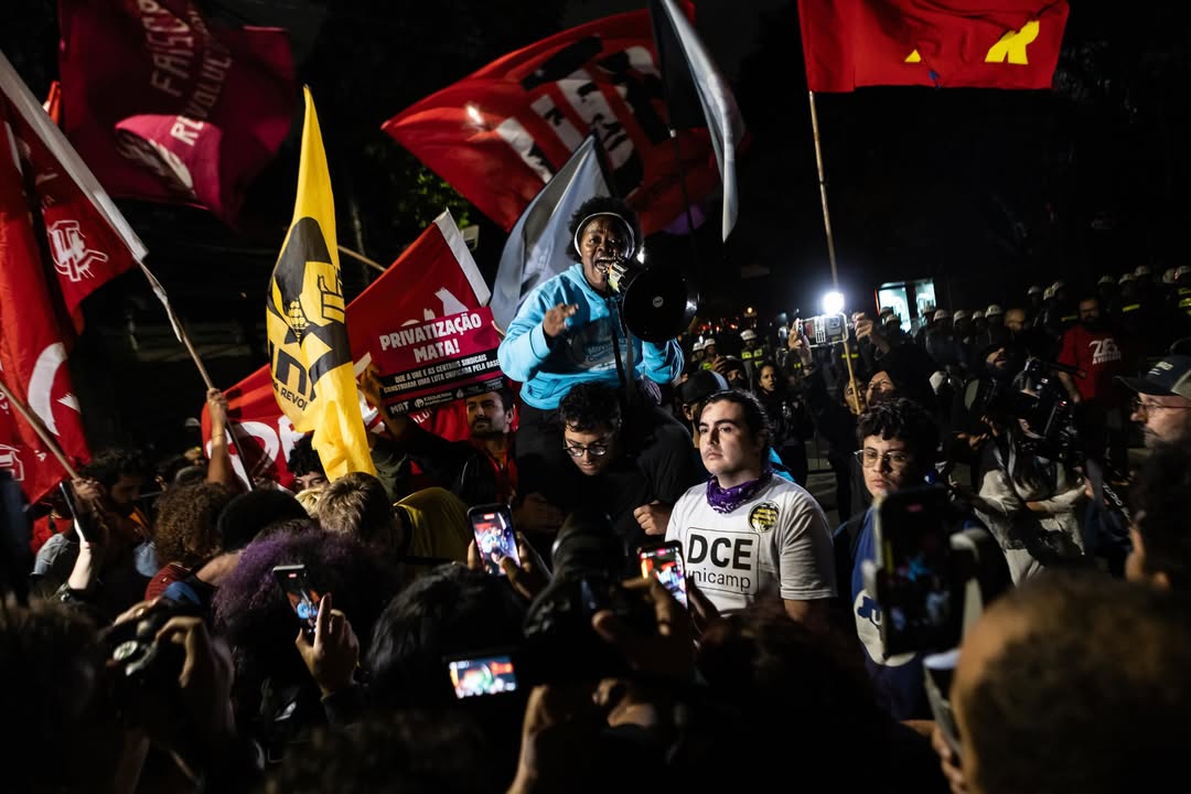 ultras_antifaa's tweet photo. #Brazil — Students from São Paulo’s state universities organized a march from Largo da Batata to Palácio dos Bandeirantes demanding improvements in education and student living conditions. (Photo: Bia Borges) https://t.co/vuTdFhxS4E
