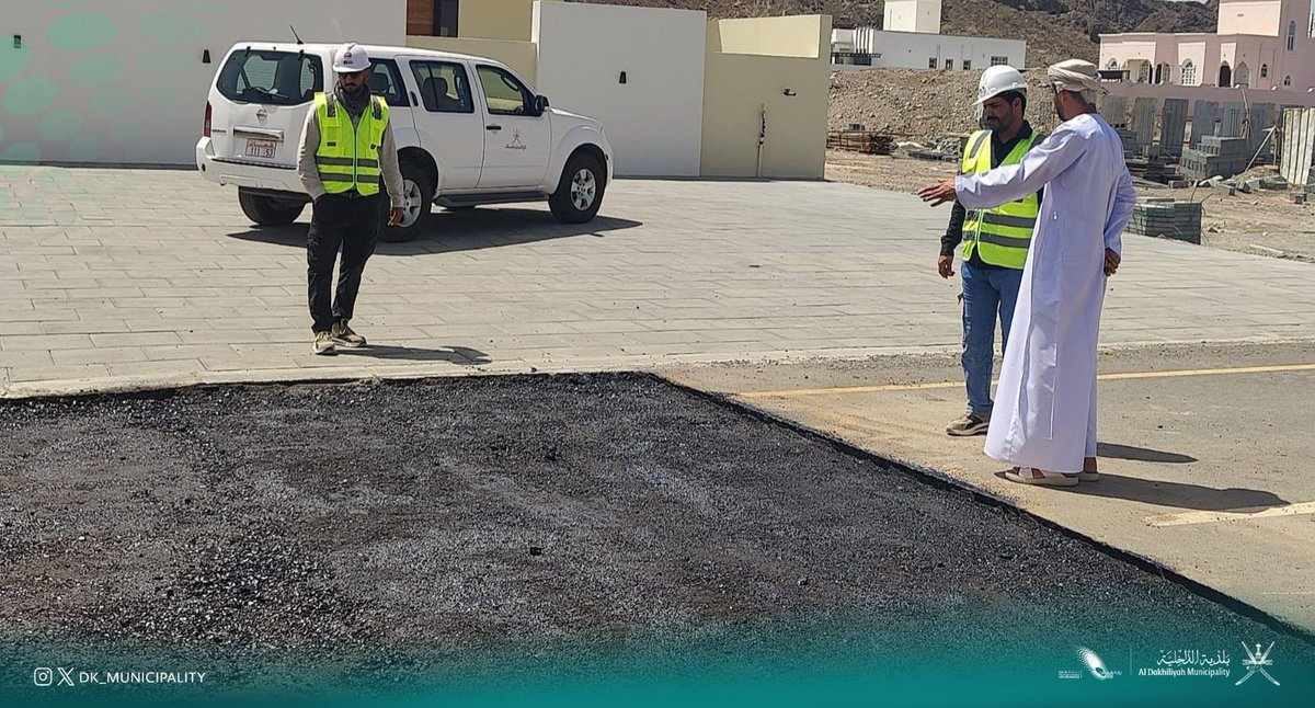 DK_Municipality's tweet photo. كثفت #بلدية_الداخلية في #سمائل أعمال الرقابة الميدانية على أعمال القطوعات الإسفلتية المنفذة من قبل الشركات الخدمية،لضمان التزامها بإعادة الطرق لوضعها السابق وفق الاشتراطات الفنية المعتمدة
وتؤكد الدائرة استمرارها في المتابعة الميدانية  للحفاظ على جودة الطرق والسلامة العامة https://t.co/CHpk9XEMXu