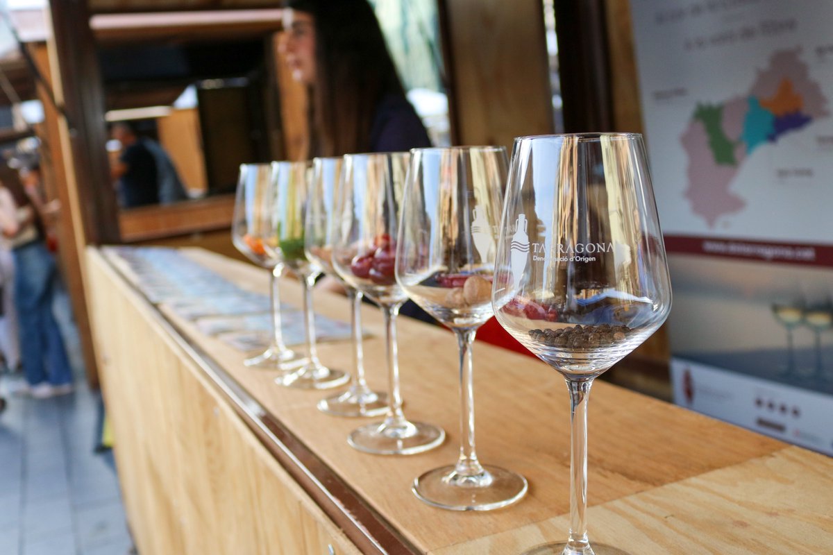MercatsTGN's tweet photo. FIRA DEL VI | Aquest cap de setmana del 29 al 31 de maig la Plaça Corsini de Tarragona tornarà a convertir-se en l’epicentre vinícola de la ciutat. 🍷

📲 Més informació a https://t.co/Ii4KpWwEwl https://t.co/Aim43maRUO