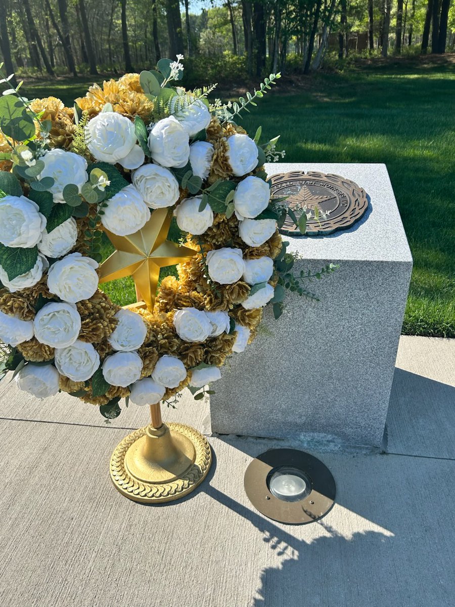 NatCemCalverton's tweet photo. Honoring our Gold Star Families…our hearts are with you today and always. https://t.co/9BHqy6UINO