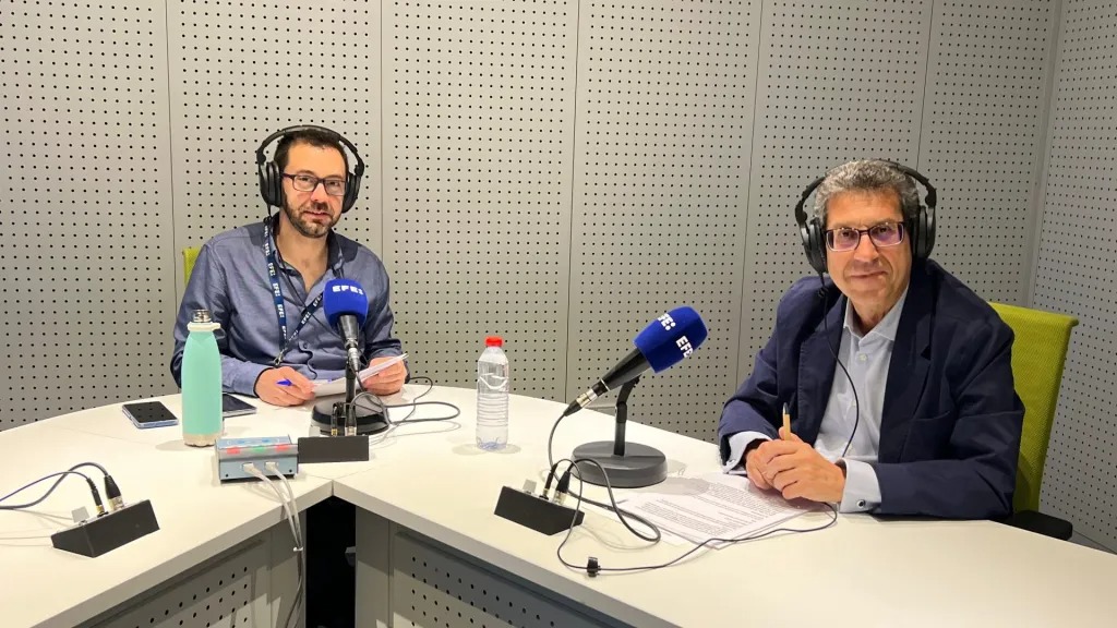 Provacuno's tweet photo. 🎙️ 𝐏𝐎𝐃𝐂𝐀𝐒𝐓 | El sector del vacuno de carne cree que el problema de los pactos comerciales es la competencia desleal.

🔗 Escuchar la entrevista completa a Javier López, director de @Provacuno ➡️ vía @Efeagro:
https://t.co/Y7Z647pC3J https://t.co/aJzHQ5hRRk