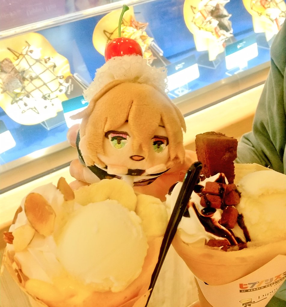 usodesuyo_41's tweet photo. 🎤コラボクレープかわいくて美味しかった💛 https://t.co/wvRyL6TUfD