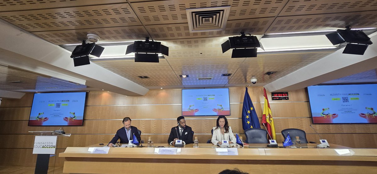 concapa_es's tweet photo. En la sede del Palamento Europeo en #Madrid, Ángela Melero, presidente de CONCAPA y María Luisa Lucena, secretaria General, escuchando a #NdabaMandela y #SoniaDíez de #FundaciónEducAcción. En breve, en nuestra página web: https://t.co/HnHTYDIr5d https://t.co/iBpPnGc5CX