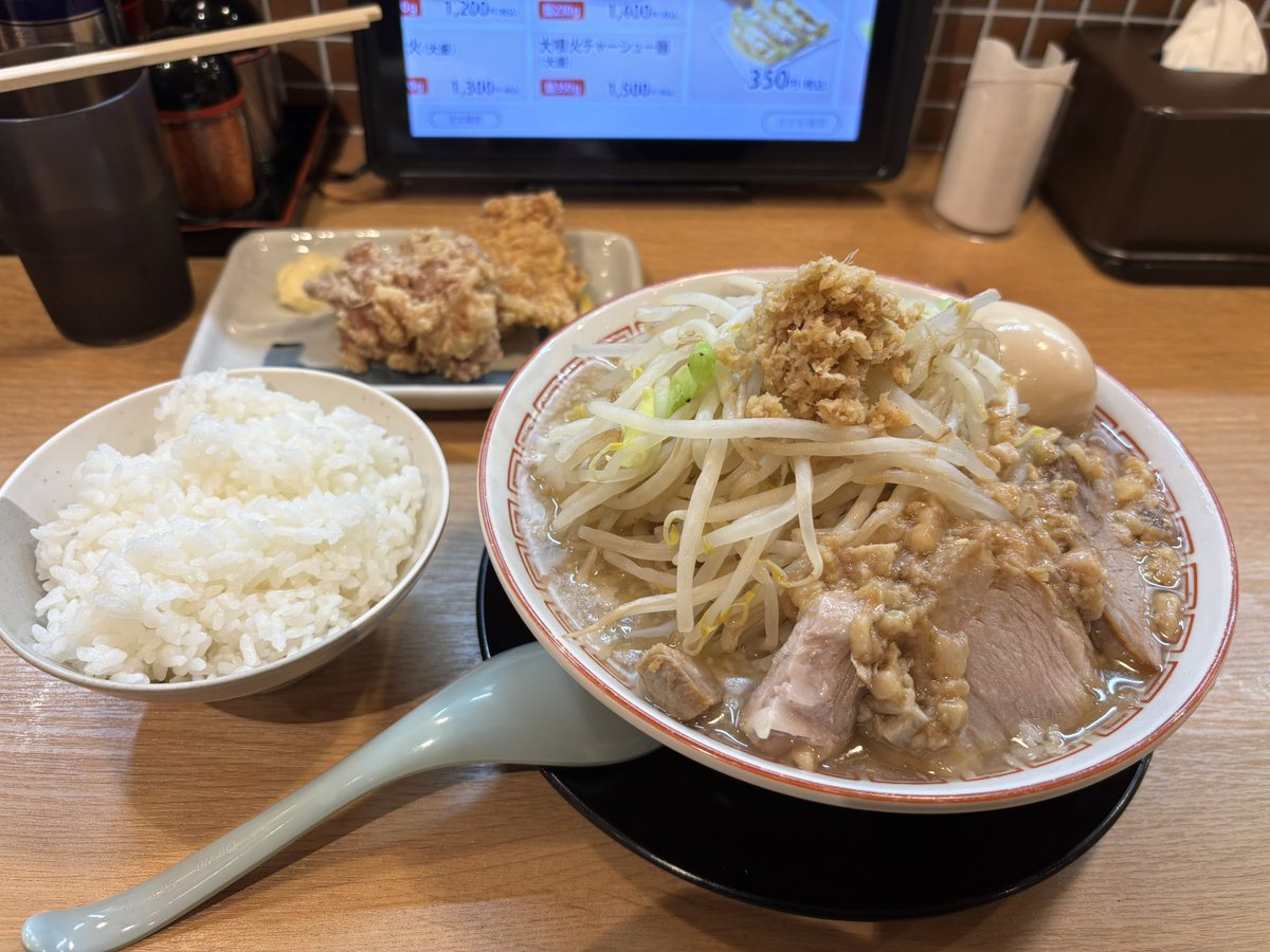 junbeef's tweet photo. とりあえず、営業が今月末までなので、今日も行っちゃった(笑)
気に入った店は全メニュー制覇したいおじさんなんでww
今日は塩‼︎コレも美味い‼︎��揚げも美味かった‼︎また、明後日行こう‼︎
因みに、餃子の満州も全メニューチャレンジ中←今更ww https://t.co/FTFMR62NcG