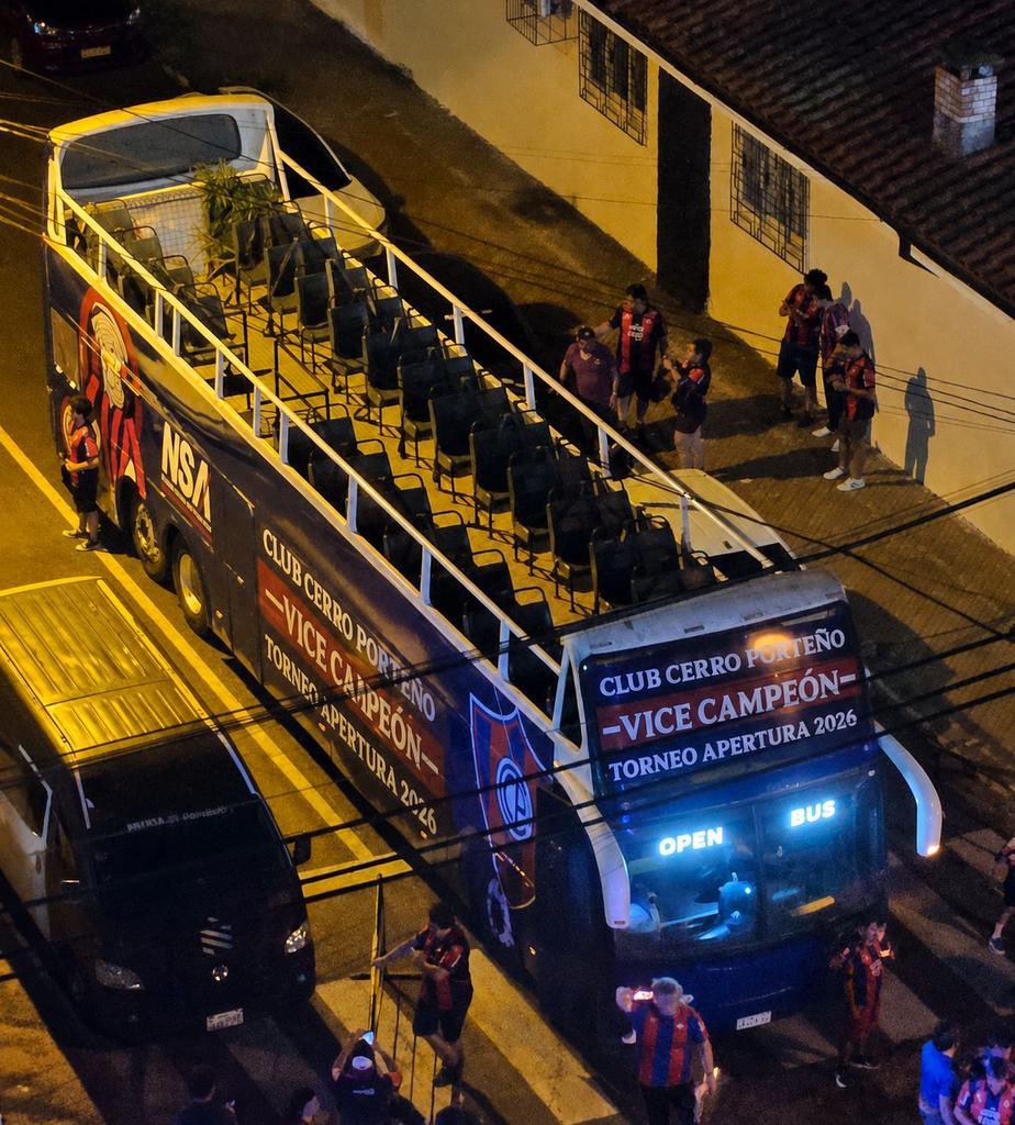 DanielNicolaus's tweet photo. A esto se redujeron: 
- fotos editadas con IAs para poder cargar 
- no llenaron un solo lugar ni antes o después de campeonar si no fue contra nosotros 
- quien en su vida hizo un bus por salir vice? 
- pleno mayo con lluvias y frío y son tan brutos que ponen gente de bermudas https://t.co/vHNfHTvE0Q
