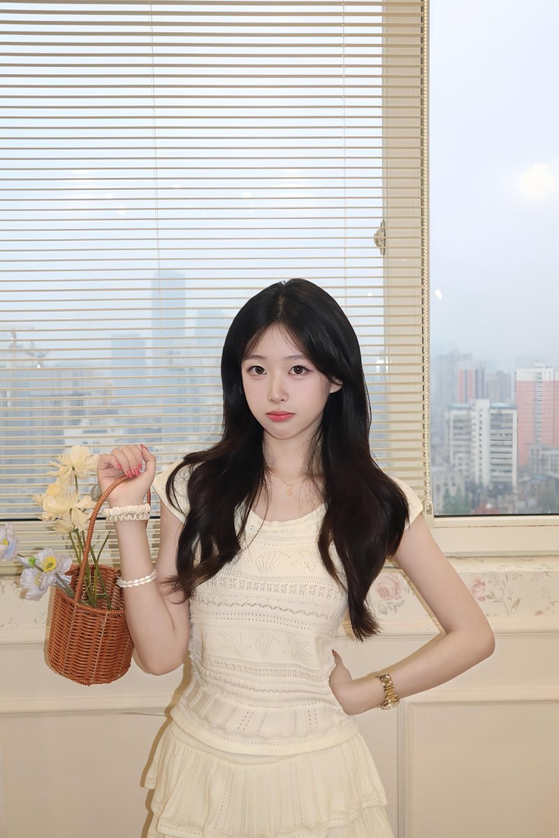 CreamLullabyYu's tweet photo. 今天的 ootd  依旧下雨的户外只能在室内来拍照了 https://t.co/hBIjg2jQs9