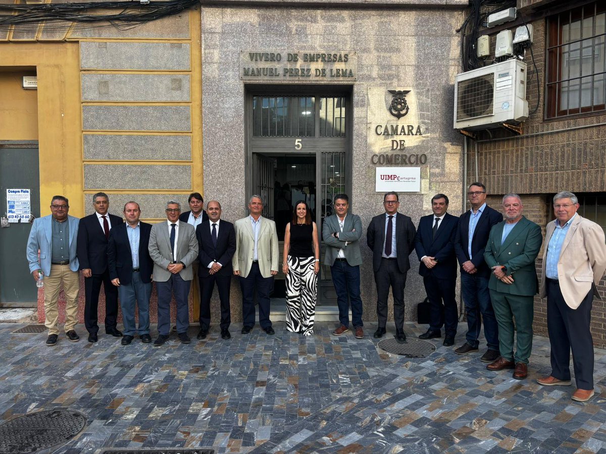 Murciasalud's tweet photo. 🏥 La Jornada Técnica sobre Ingeniería, Arquitectura e Innovación Tecnológica Hospitalaria, organizada por la Asociación de #IngenieríaHospitalaria de Murcia y la @UIMPCartagena , reunió a profesionales del ámbito sanitario, técnico, universitario e industrial.

👥👨🏻‍🔧Durante el encuentro se analizaron los principales desafíos de hospitales y centros sanitarios desde la perspectiva de la ingeniería hospitalaria, la #arquitectura sanitaria, la #tecnología médica, la eficiencia energética, la #sostenibilidad y la #planificación de infraestructuras 📋🏥

👩🏻‍⚕️En la apertura institucional, la directora gerente del SMS, @IsabelAyalaVig, destacó la importancia de estos ámbitos como elementos clave para garantizar la calidad, seguridad, continuidad asistencial y sostenibilidad del sistema #sanitario público regional.

#MurciaSalud @annittix