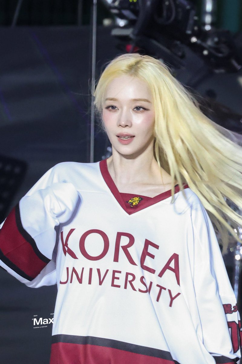 Winter #윈터 tweet media