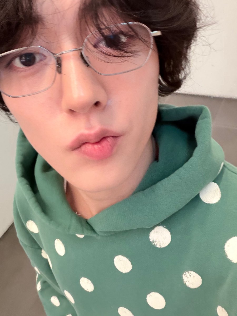 misharuki's tweet photo. it’s so refreshing to have a young broccoli who is also honest, an aries, and transparent, and independent, smart, brave, girl, an aries, one who can handle 8 boys, looks good in baby tees, an aries, observant, thoughtful, always serving face card, girl, and an aries as a leader https://t.co/OtivuT58Pi