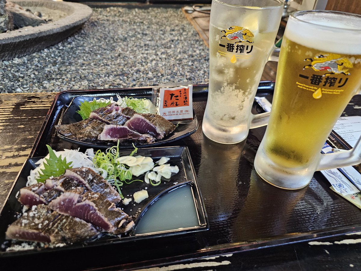 CubproJa10's tweet photo. ひろめ市場で藁焼き鰹たたき
塩とタレ1つずつ。どっちも藁焼きの香りが(ﾟдﾟ)ｳﾏｰ🐟️
高知では生姜はあまり使わないのかな？
#ビールとハイボールはどうせ飲むからいっぺんに頼んだぼっち呑み https://t.co/eQnS4N8uNe