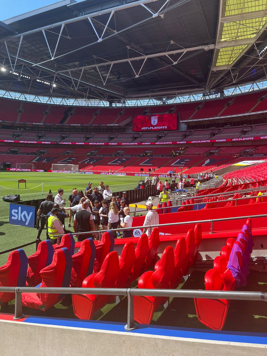 BBCRNS's tweet photo. Outside Wembley ➡️ Inside Wembley!
#notts https://t.co/mDqqkeuGb1