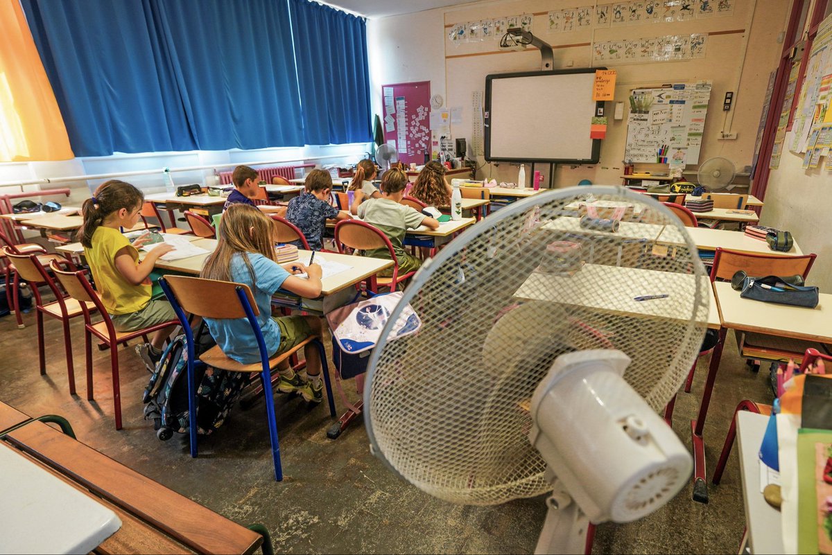PlusLibQ's tweet photo. Une méta-analyse de 2019 établit une baisse significative des performances scolaires à mesure que la température grimpe : abaisser la température de 30° à 20° augmente en moyenne les résultats de 20%, et la température optimale pr le travail scolaire est inférieure à 22°.

Une autre étude (Park et al. (2020)) établit qu’un examen passé à plus de 32° produit une note inférieure de 14% à celui passé à 22°. Même constat dans une autre étude de 2021 du même auteur : au-dessus de 26° les scores des élèves du primaire et du collège chutent de manière mesurable et reproductible.

Encore plus accablant, l’étude japonaise d’Akesaka et Shigeoka (2025) : un jour supplémentaire au-dessus de 34° réduit les scores de 0,19 écart-type en moyenne, et 3 fois plus pour les élèves déjà en difficulté. Les enfants du dernier décile accusent une baisse de 0,30 écart-type contre 0,09 pour les meilleurs : la chaleur creuse précisément les inégalités scolaires que le ministère prétend combattre.

La canicule en classe non refroidie c’est de la torture. C’est une décision politique de sacrifier l’apprentissage des enfants les plus fragiles sur l’autel d’une idéologie misanthrope qui refuse la climatisation par principe.

📚 Références :

Akesaka & Shigeoka (2025)
Akesaka, Mika, et Hitoshi Shigeoka. « Hotter Days, Wider Gap: The Distributional Impact of Heat on Student Achievement. » RIETI Discussion Paper Series 25-E-024, Research Institute of Economy, Trade and Industry, mars 2025.

Park et al. (2020)
Park, R. Jisung, Joshua Goodman, Michael Hurwitz, et Jonathan Smith. « Heat and Learning. » American Economic Journal: Economic Policy, 12(2), 2020, p. 306–339.

Park et al. (2021)
Park, R. Jisung, A. Patrick Behrer, et Joshua Goodman. « Learning is inhibited by heat exposure, both internationally and within the United States. » Nature Human Behaviour, 5, 2021, p. 19–27.

Wargocki, Pawel, Jose Ali Porras-Salazar, et Sergio Contreras-Espinoza. « The relationship between classroom temperature and children’s performance in school. » Building and Environment, vol. 157, 2019, p. 197–204. https://t.co/JdO3ItoaKi…