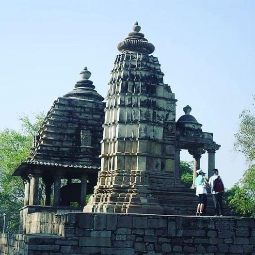 shekhartyagi7's tweet photo. #VarahaTemple is located in #Pushkar, #Rajasthan,#LordVishnu incarnated as a boar, or Varaha, is worshipped in temples all around India. It is very attractive to tourists and has architecture that is remarkable, consisting of a dome at the top, white walls and even pillars https://t.co/WkxxmqtWn9