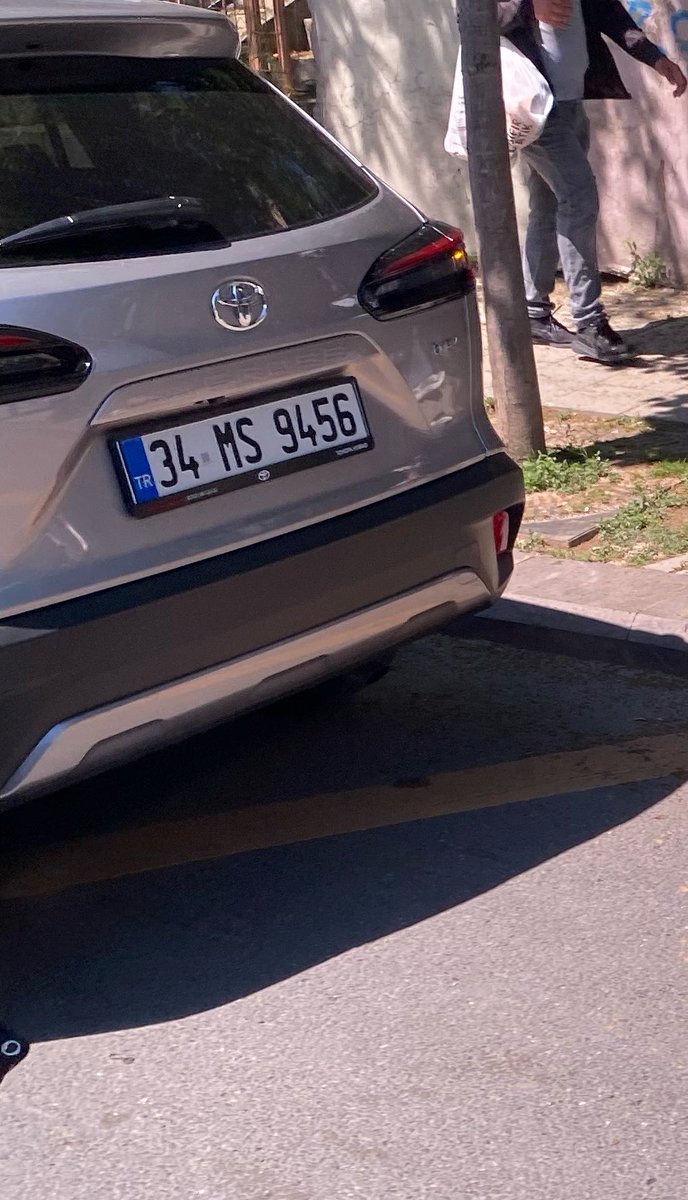 senemgozde's tweet photo. 305391 No’lu kağıthane durağı önüne park eden bu tatlı arabaya ve ukala şoförüne verilecek bir ceza vardır diye düşünüyorum. evine gitmek isteye inanların 40 dakikasını gasp etmeye kimsenin hakkı yok @IBBcozummerkezi @TrafikEgm https://t.co/SMls4uYGOB