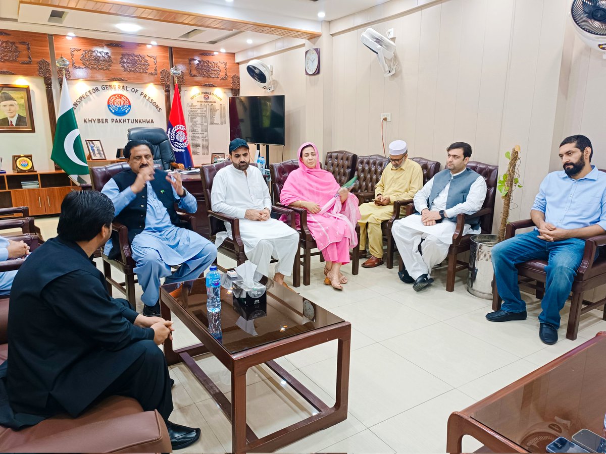 kpkprisons's tweet photo. معاونِ خصوصی برائے جیل خانہ جات خیبرپختونخوا، جناب افتخار اللّٰہ جان نے انسپکٹوریٹ جنرل آف پریزنز کا دورہ کیا۔ آئی جی جیل خانہ جات جناب ریحان گل خٹک نے بریفنگ دیتے ہوئے اصلاحات، جاری منصوبوں اور کامیابیوں سے آگاہ کیا۔ حکومت نے جیلوں کو اصلاحی مراکز بنانے کے عزم کا اعادہ کیا۔ https://t.co/ZTSls0eH82