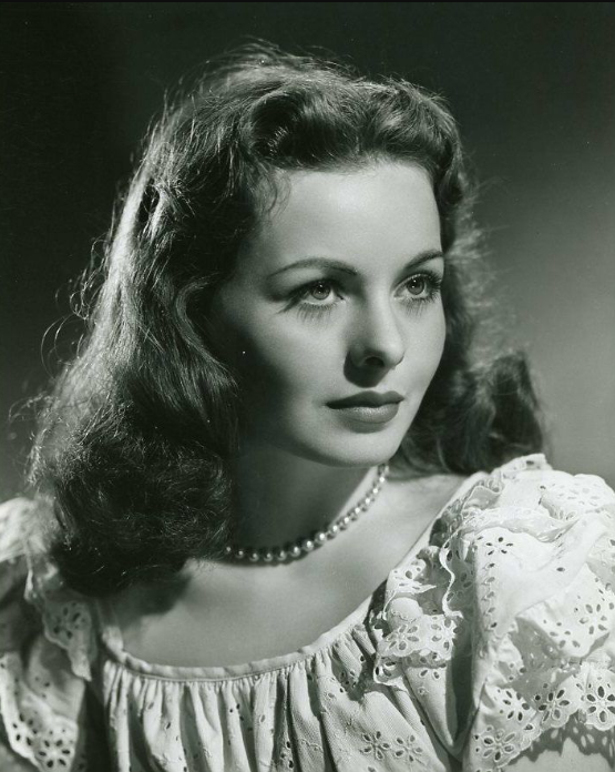 ClassicMovieDig's tweet photo. Birthday Remembrance for my favorite classic movie actress, Jeanne Crain, who left her longtime home studio of 20th Century-Fox after a decade in 1953 because she felt she wasn't getting the kind of meaty roles that other Fox actresses were playing.
(continued) #BOTD https://t.co/hVn0QMbaqx